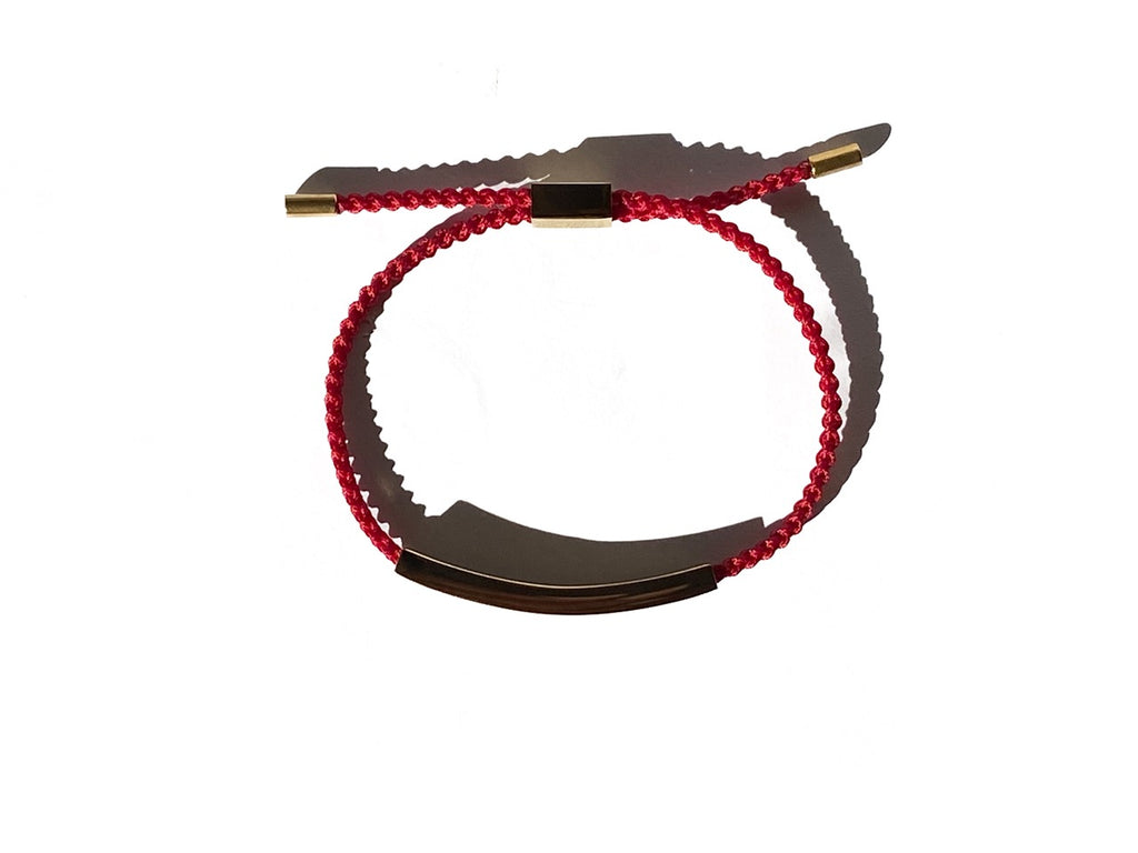 Rood koordarmbandje Suri met goudkleurig edelstalen graveerplaatje, minimalistisch en betekenisvol gepersonaliseerd sieraad van Néhlia.