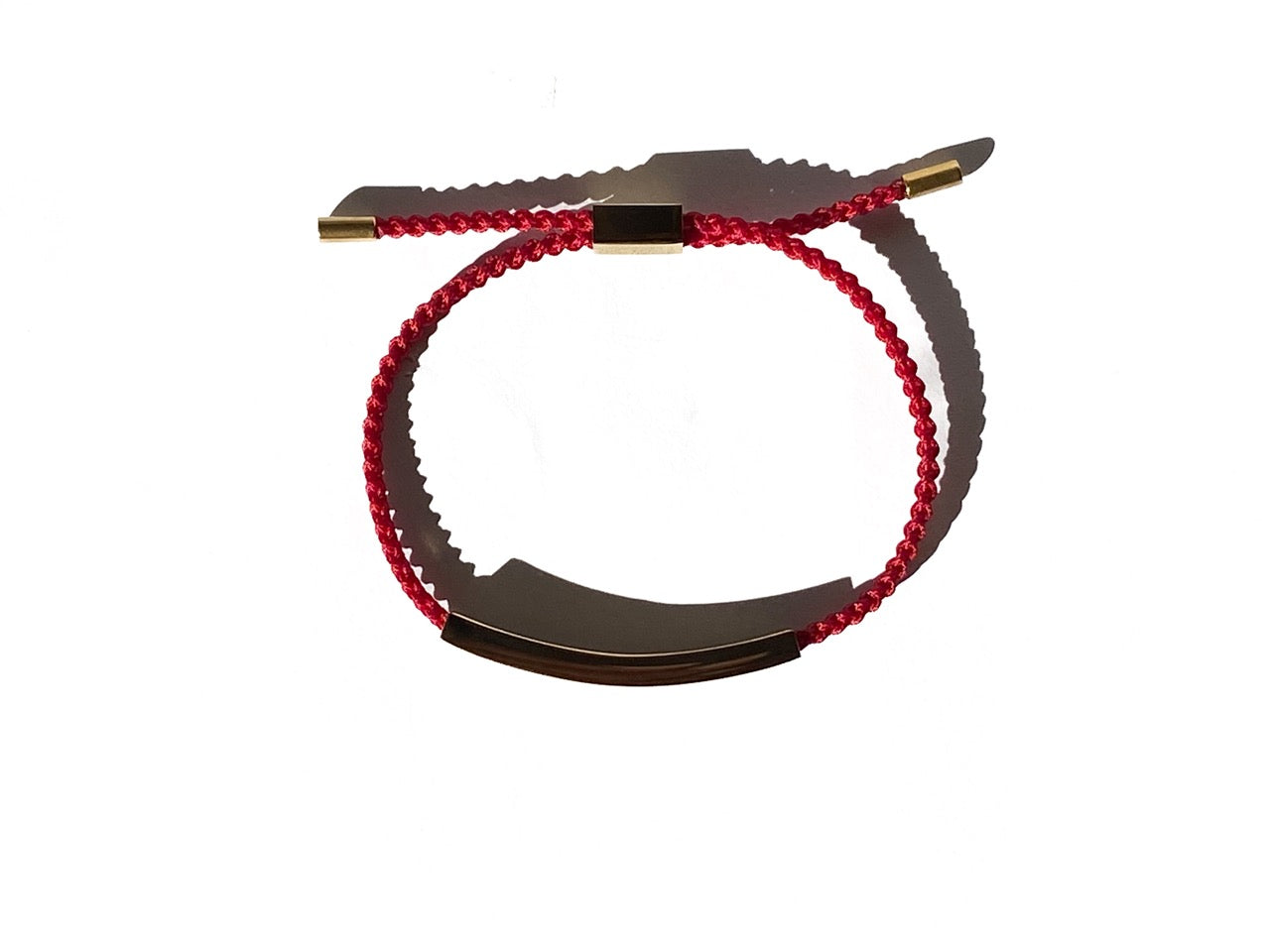 Rood koordarmbandje Suri met goudkleurig edelstalen graveerplaatje, minimalistisch en betekenisvol gepersonaliseerd sieraad van Néhlia.