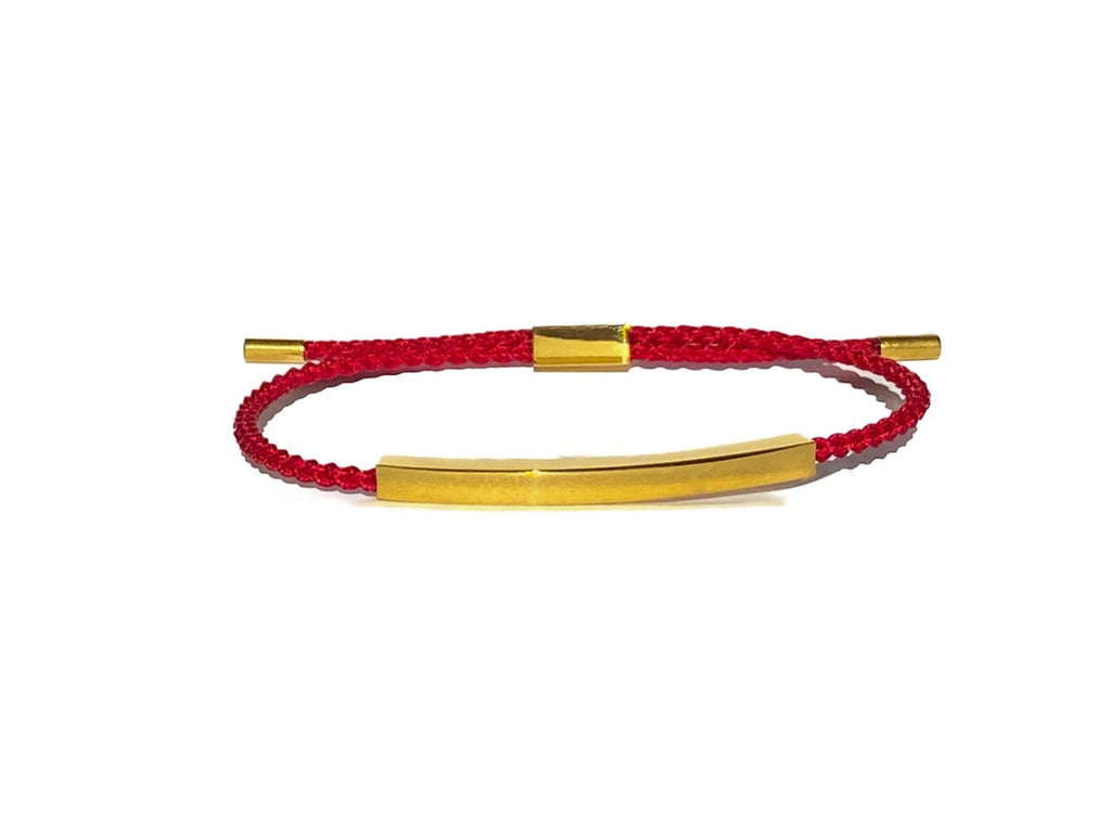 Rood koordarmbandje Suri met goudkleurig edelstalen graveerplaatje, minimalistisch en betekenisvol gepersonaliseerd sieraad van Néhlia.