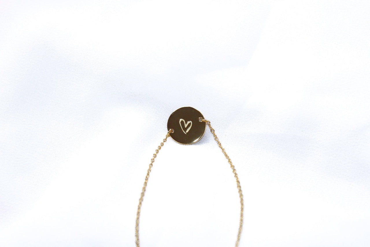 Goudgeel zilveren Zara herinneringsarmbandje, graveerbaar plaatje met naam, goldplated minimalistisch design van Néhlia.