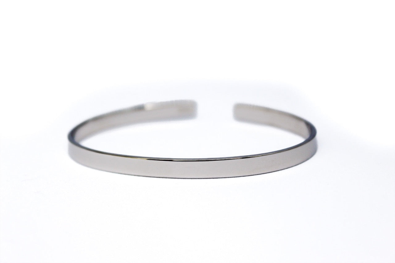 Zilveren Ada open slavenarmband, graveerbare cuff armband van 925 sterling zilver, minimalistisch en hoogglans design van Néhlia.