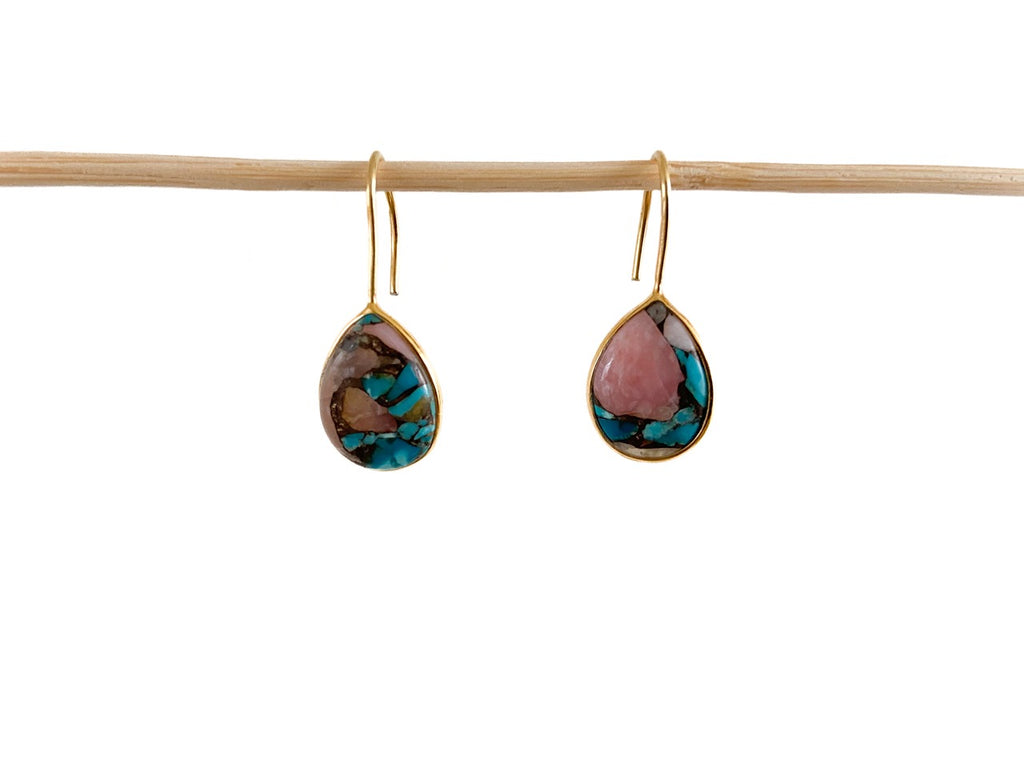 Zilveren Aia oorbellen met turquoise en roze opaal, van Néhlia.