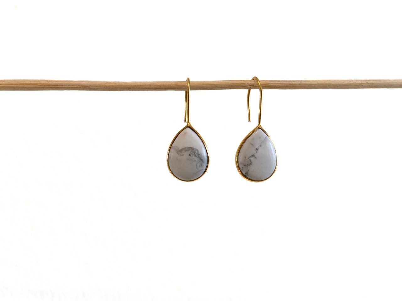 Zilveren Alba oorbellen met witte marmerachtige howliet, modern strak design van Néhlia.