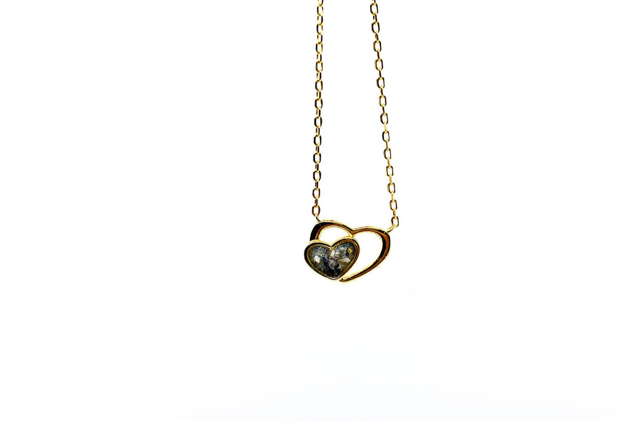 Gold-plated sterling zilveren Amia asketting met twee verstrengelde harten, ingelegd met een handgemaakte harssteen waarin as is verwerkt, elegant gedenksieraad van Néhlia.