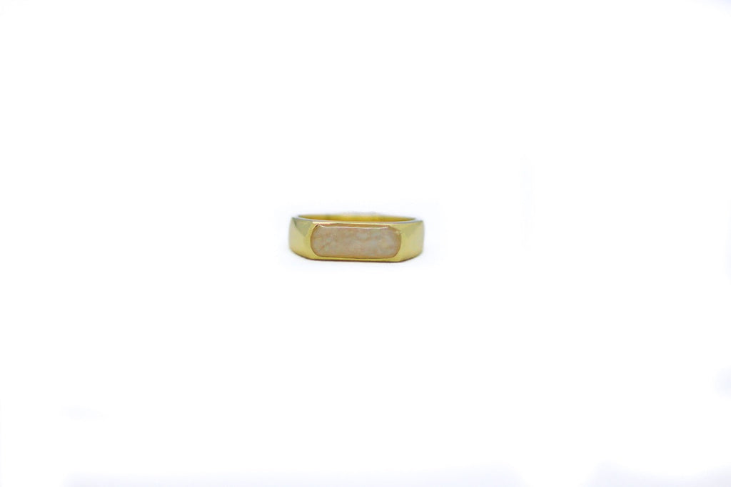 Massief zilveren Elena zegelring van 925 sterling zilver met een vlakke, handgemaakte moedermelksteen, traditioneel en modern herinneringssieraad van Néhlia.