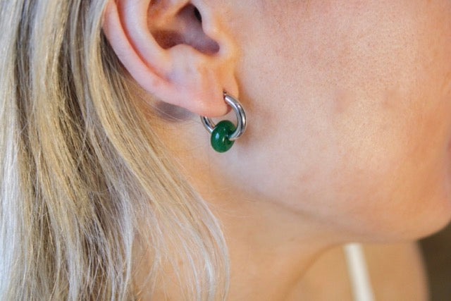 De Elin oorbellen gedragen voor een frisse, moderne look met een vleugje natuurlijke kleur
