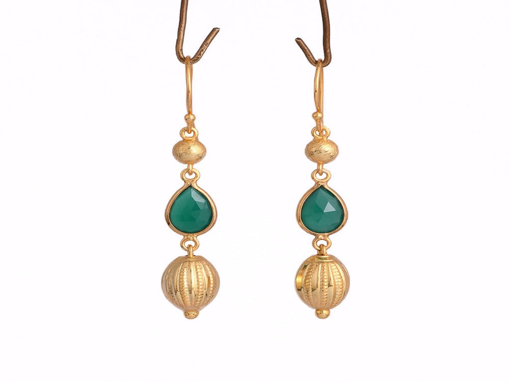 Zilveren Fae oorbellen met diepgroene onyx, februari geboortesteen, modern strak design van Néhlia.