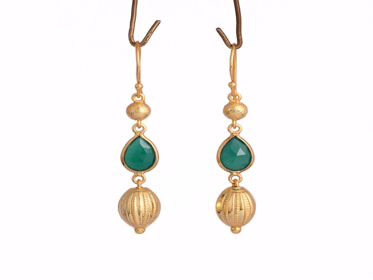 Zilveren Fae oorbellen met diepgroene onyx, februari geboortesteen, modern strak design van Néhlia.
