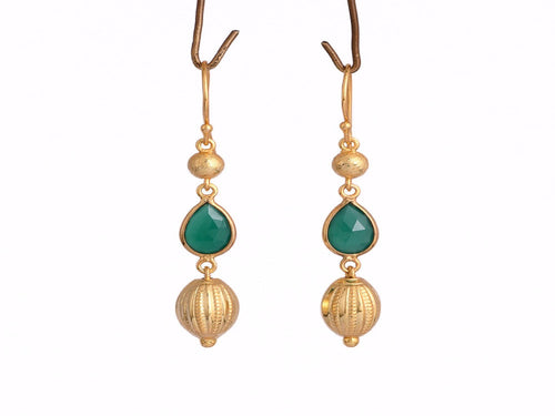Zilveren Fae oorbellen met diepgroene onyx, februari geboortesteen, modern strak design van Néhlia.
