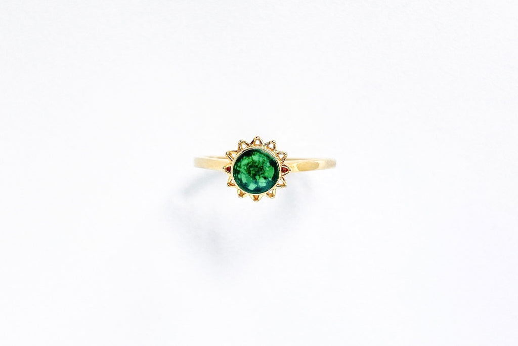 Goudgeel zilveren Fleur moedermelk ring in de vorm van een bloem, goldplated botanisch sieraad met groene herinneringssteen, van Néhlia.