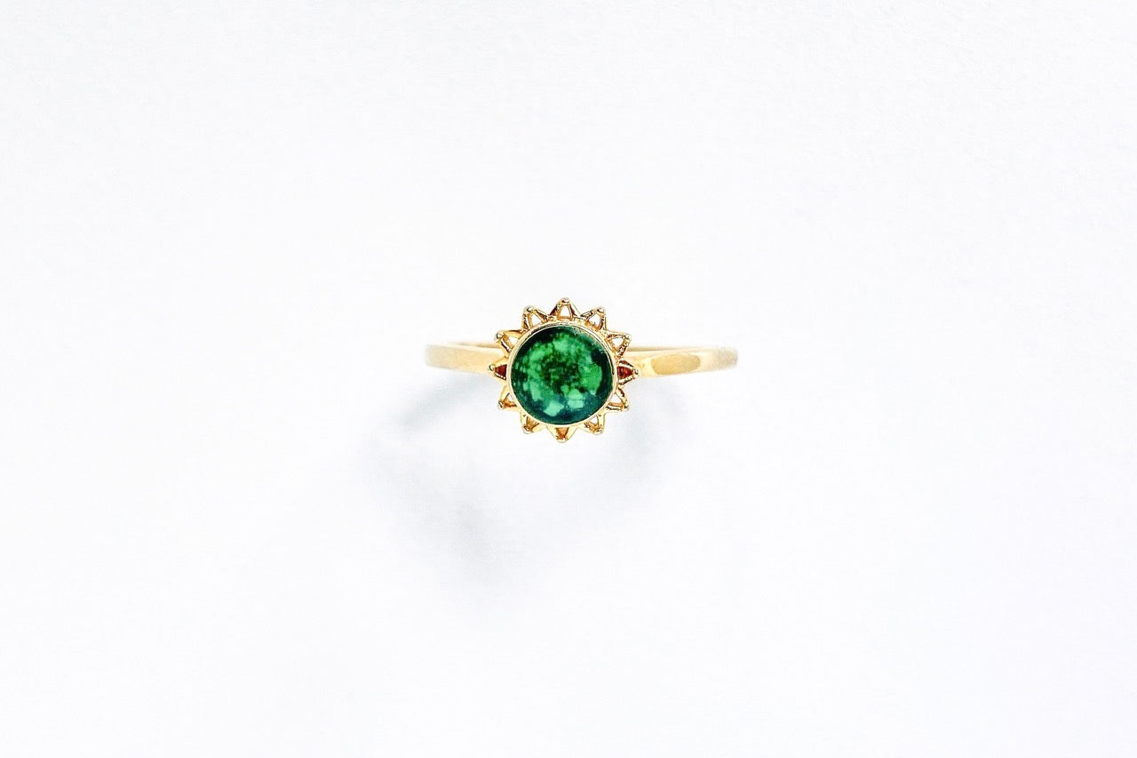 Goudgeel zilveren Fleur moedermelk ring in de vorm van een bloem, goldplated botanisch sieraad met groene herinneringssteen, van Néhlia.
