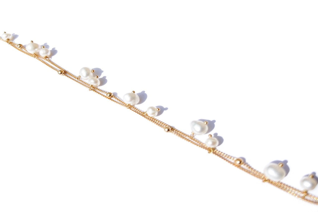 Moderne zilveren Liv armband met een witte zoetwaterparels van Néhlia