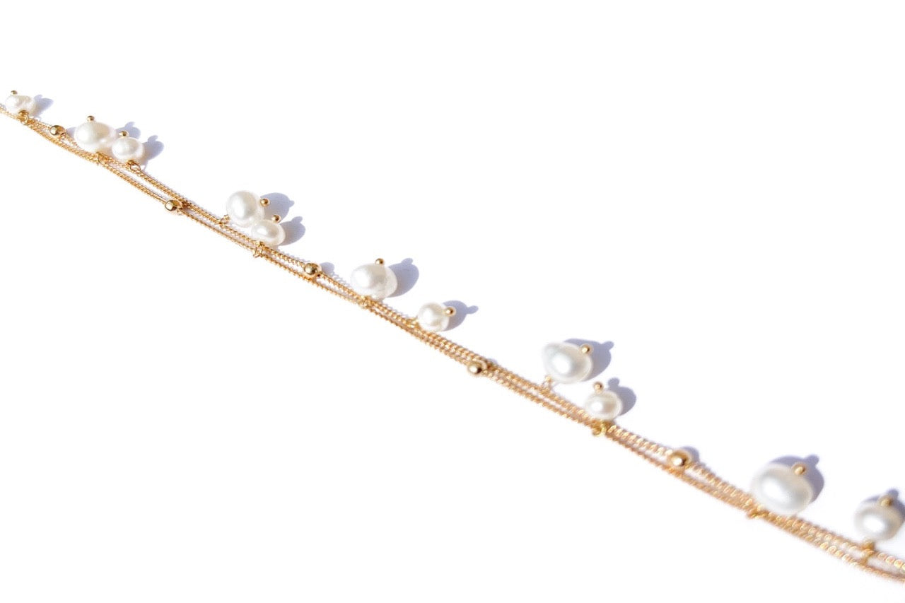 Moderne zilveren Liv armband met een witte zoetwaterparels van Néhlia