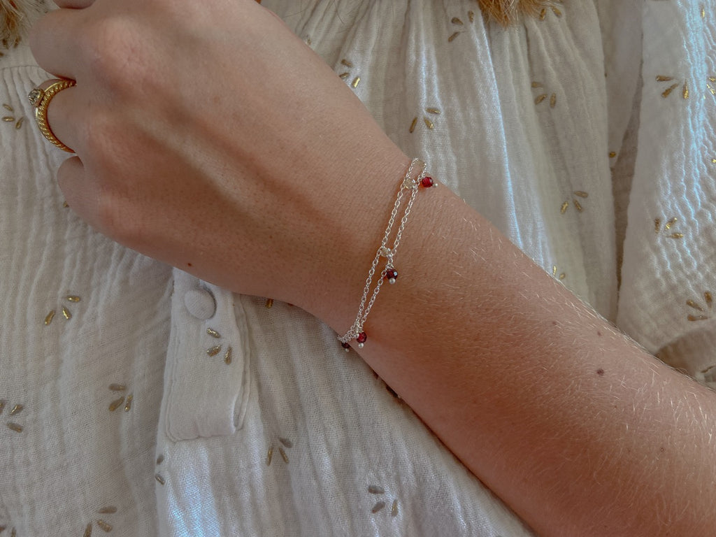 Zilveren geboortesteen armbandjes met gefacetteerde gele citrien en granaat van Néhlia.