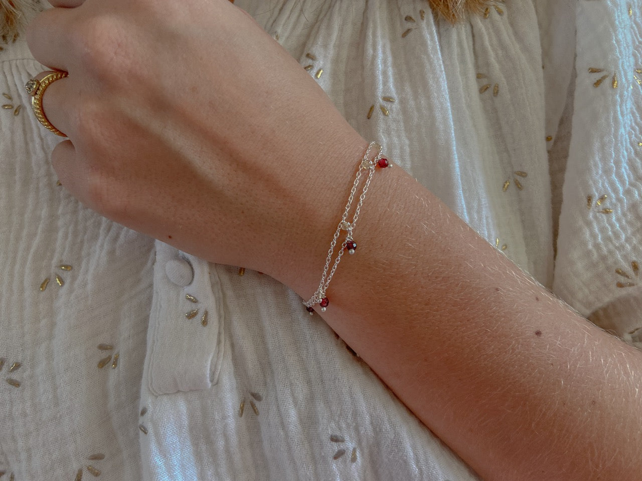 Zilveren geboortesteen armbandjes met gefacetteerde gele citrien en granaat van Néhlia.