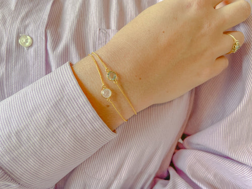 Zilveren geboortesteen armbandjes met blauwe topaas en roze kwarts, modern strak design van Néhlia.