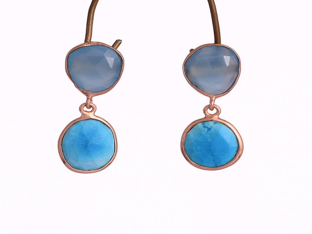 Zilveren Ayla oorbellen met heldere aqua chalcedoon, modern strak design zonder patina, handgemaakt door van Néhlia.
