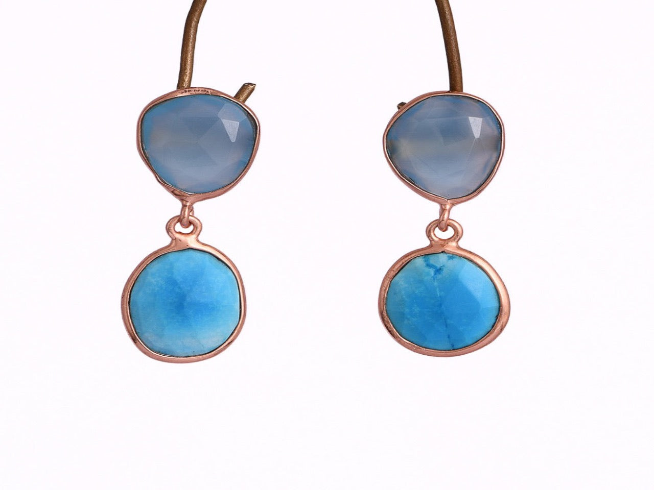 Zilveren Ayla oorbellen met heldere aqua chalcedoon, modern strak design zonder patina, handgemaakt door van Néhlia.