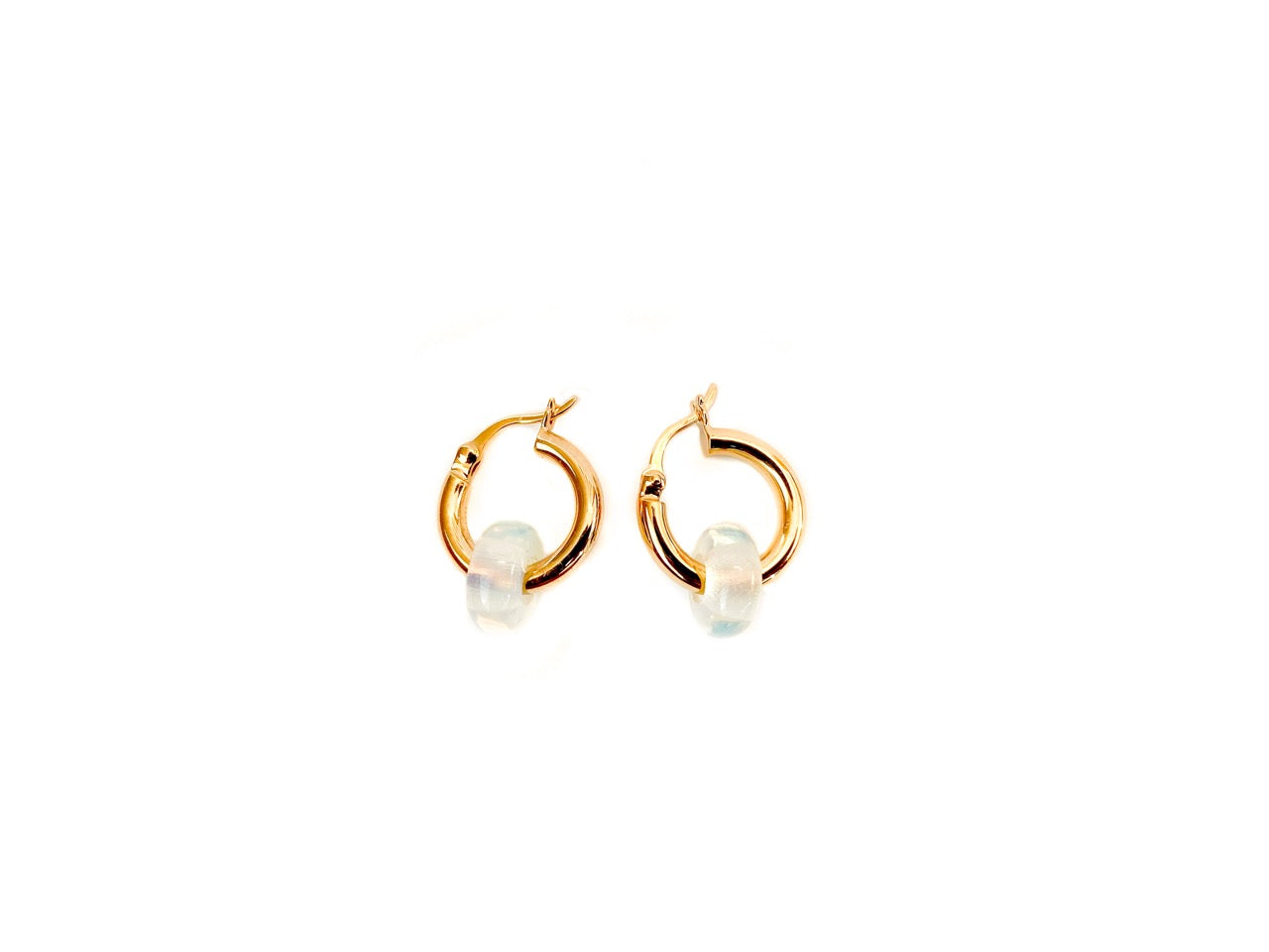 Moderne gold-plated Ina oorbellen met witte agaat, strak ontwerp