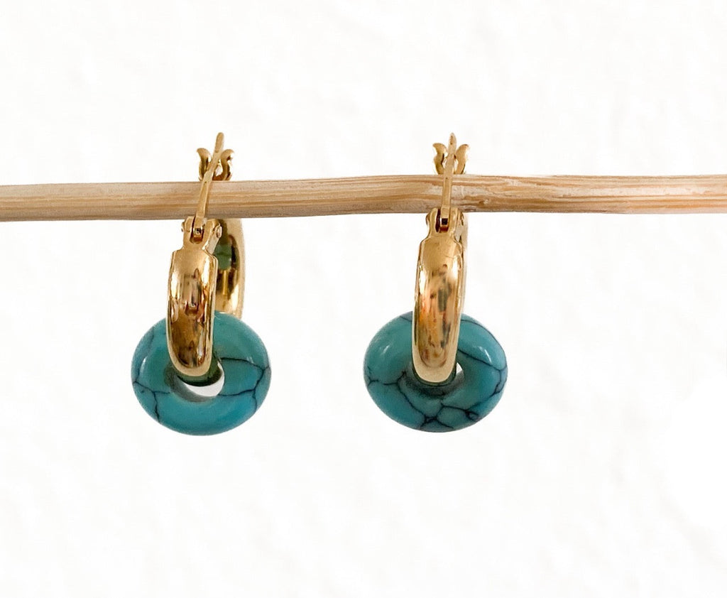 Gold-plated zilveren Lyra oorbellen met turquoise, modern strak design van Néhlia.