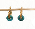 Gold-plated zilveren Lyra oorbellen met turquoise, modern strak design van Néhlia.