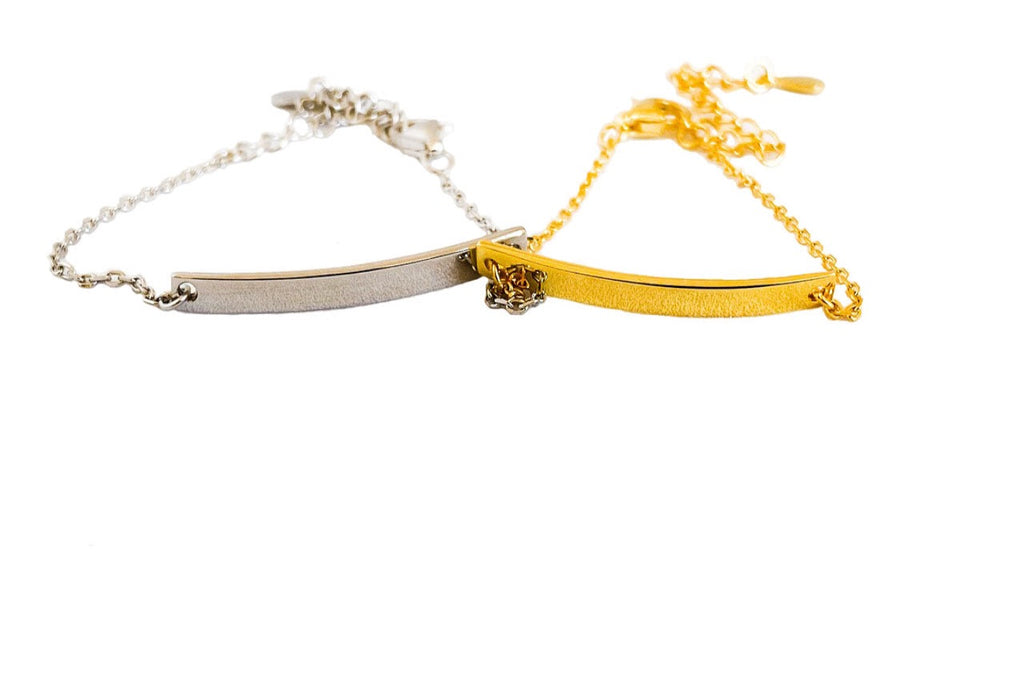 Graveerbaar zilveren Zaria babyarmbandjes van 925 sterling zilver en goldplated met een fijn graveerplaatje van Néhlia