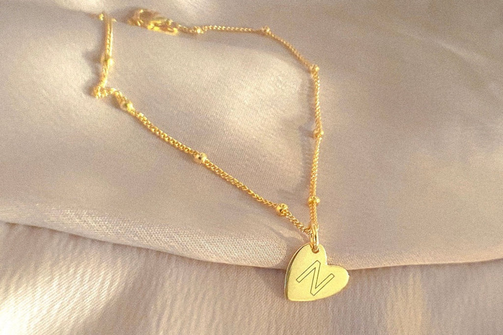Subtiel 925 sterling zilveren Isla armbandje met een fijn schakelkettinkje en een gladgepolijst graveerbaar hartje, minimalistisch herinneringssieraad van Néhlia.