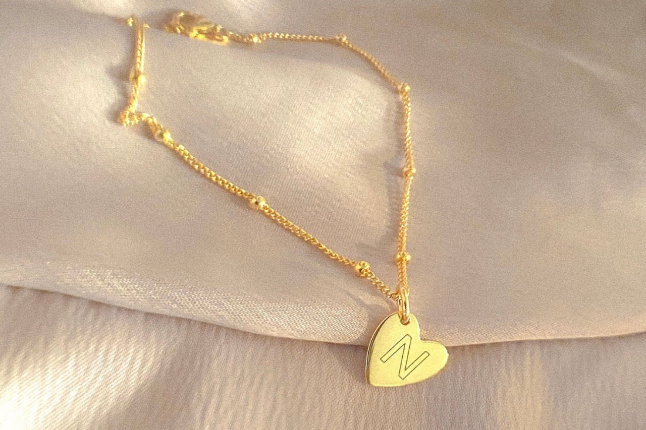 Subtiel 925 sterling zilveren Isla armbandje met een fijn schakelkettinkje en een gladgepolijst graveerbaar hartje, minimalistisch herinneringssieraad van Néhlia.
