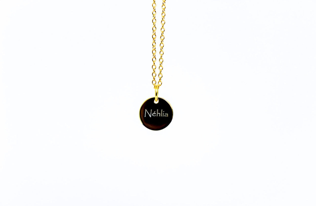 Gold-plated sterling zilveren Isla herinneringsketting met een gladde, ronde hanger en een gepersonaliseerde gravure, elegant en minimalistisch gedenksieraad van Néhlia.