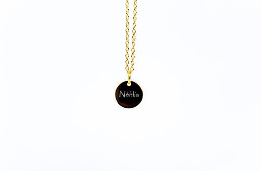 Gold-plated sterling zilveren Isla herinneringsketting met een gladde, ronde hanger en een gepersonaliseerde gravure, elegant en minimalistisch gedenksieraad van Néhlia.
