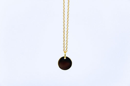 Gold-plated sterling zilveren Isla herinneringsketting met een gladde, ronde hanger en een gepersonaliseerde gravure, elegant en minimalistisch gedenksieraad van Néhlia.