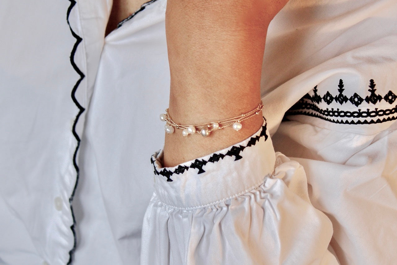 Een minimalistische look met de zilveren Liv armband, gecombineerd met een moderne, alledaagse outfit.