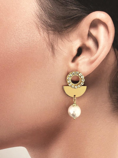 Zilveren Mae geboortesteen oorbellen met een perfect ronde parel en Swarovski, juni geboortesteen van Néhlia gedragen in vrouwen oor.