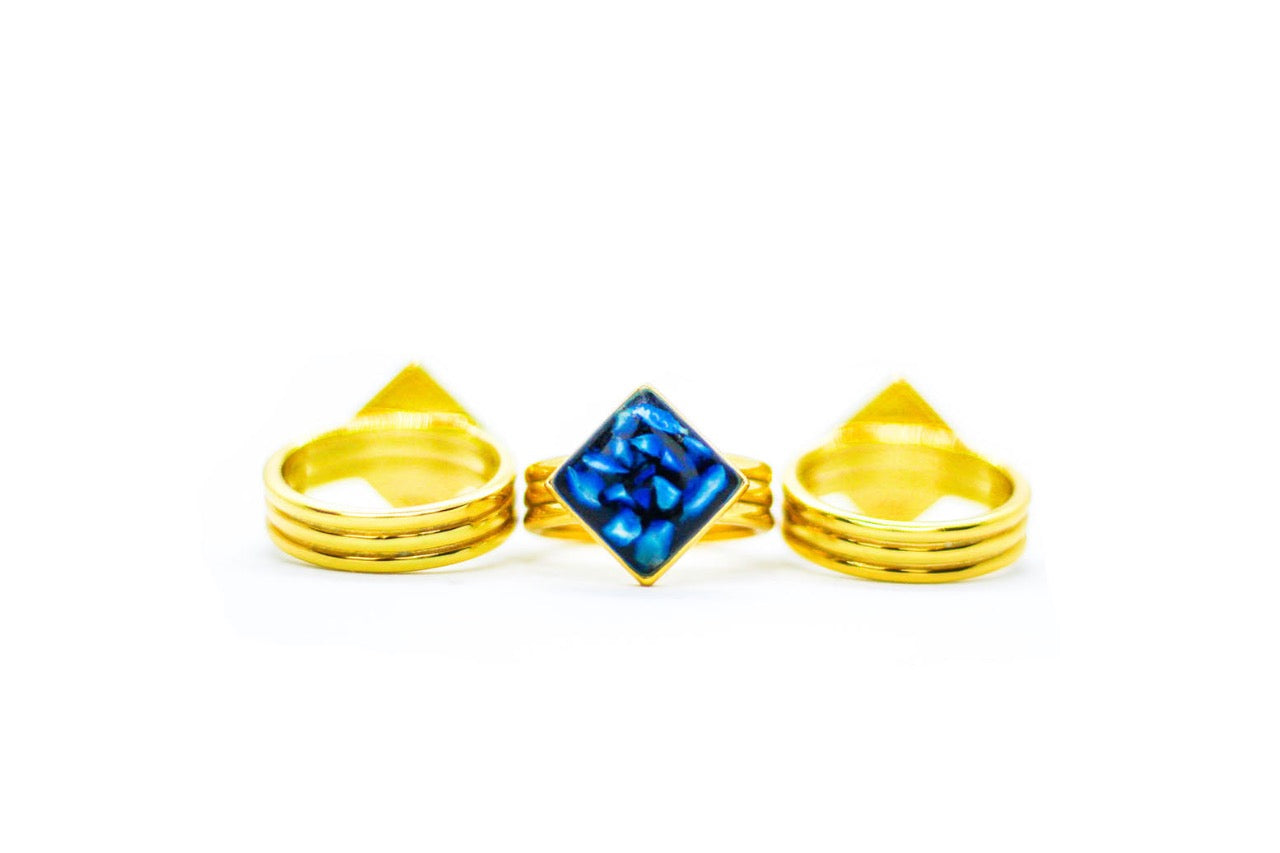 Gold-plated sterling zilveren Kaya ring met een strak vierkant design en een handgemaakte moedermelksteen, modern moederschapssieraad van Néhlia.