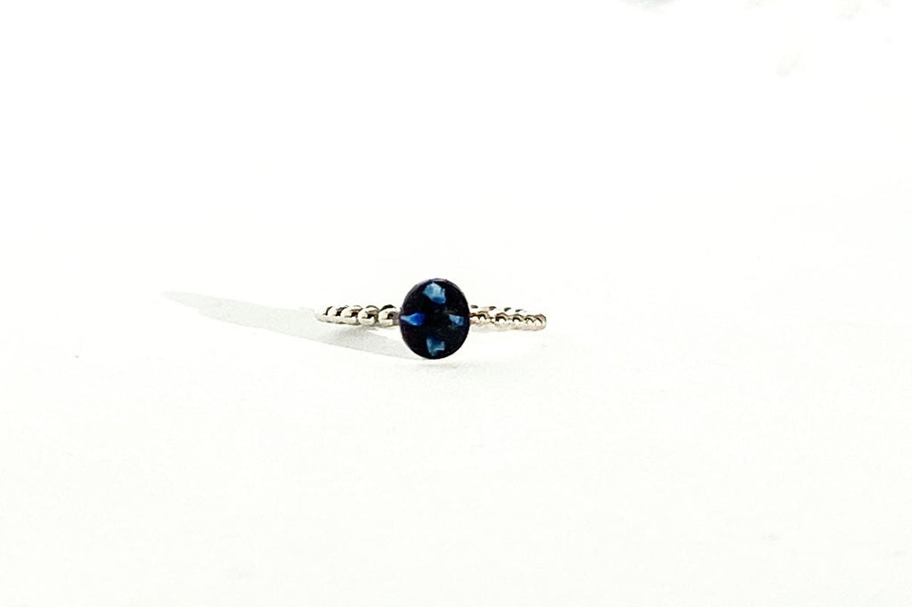 Zilveren Cira moedermelkring in solitaire stijl, minimalistische 925 sterling zilveren ring van Néhlia.