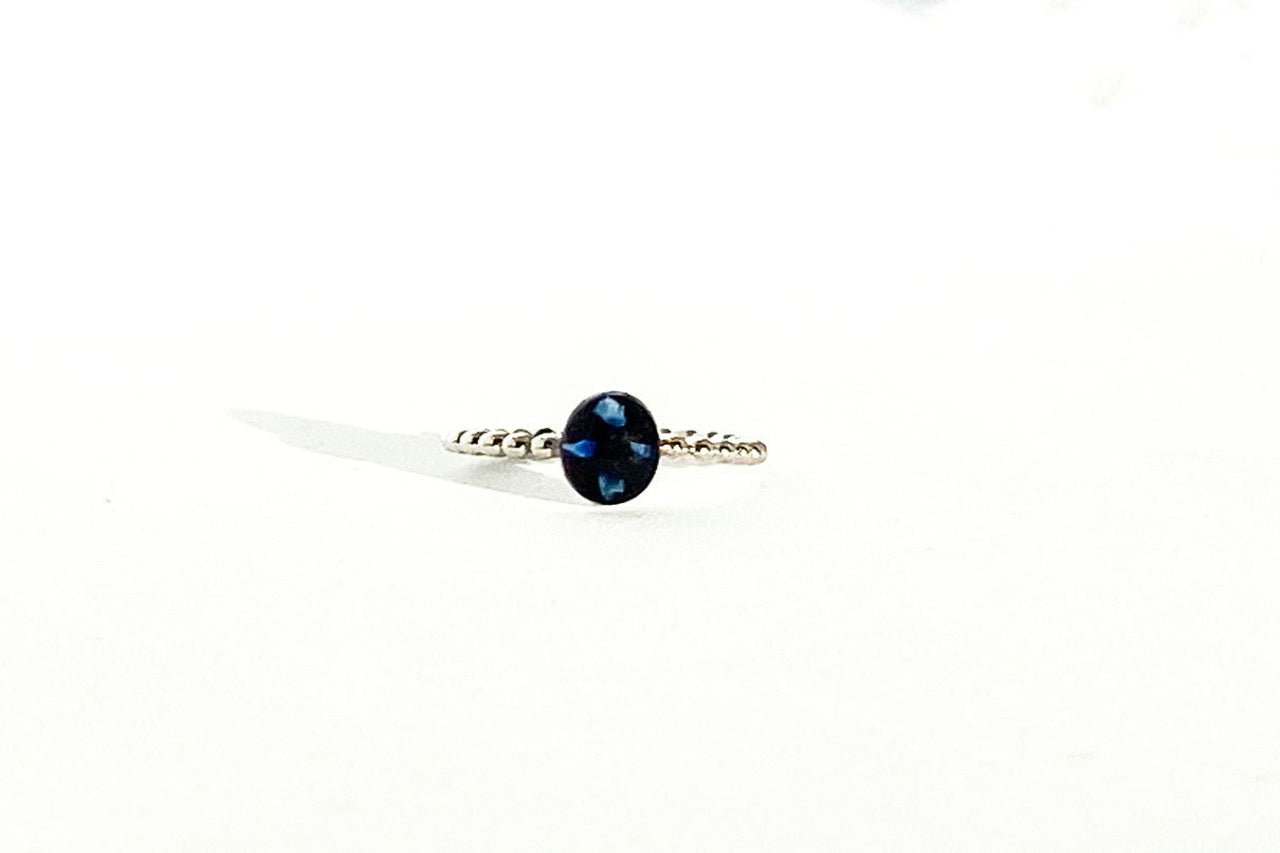 Zilveren Cira moedermelkring in solitaire stijl, minimalistische 925 sterling zilveren ring van Néhlia.