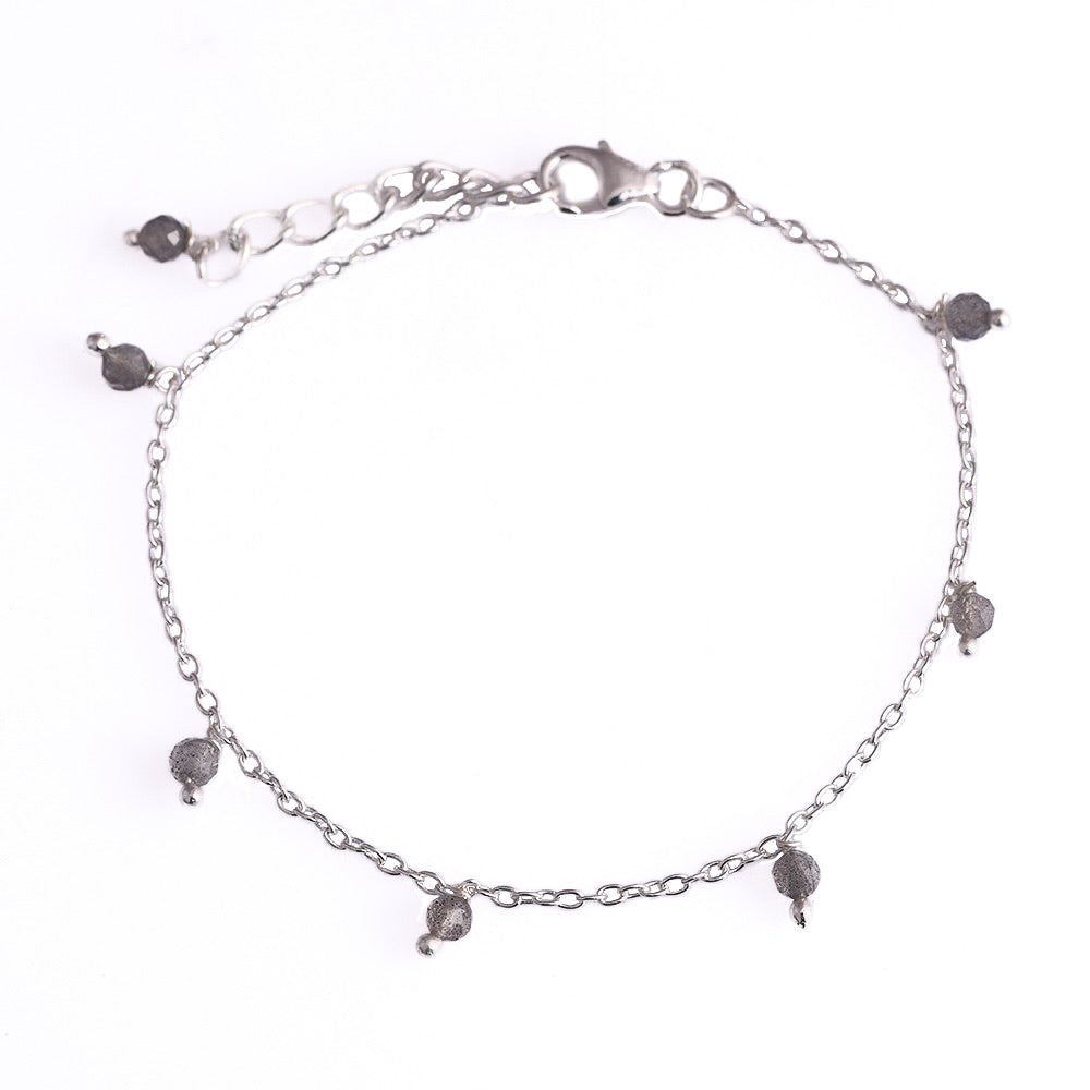 Zilveren Orb geboortesteen armbandje met glanzende labradoriet, mei geboortesteen, modern strak design van Néhlia.