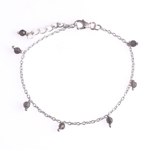 Zilveren Orb geboortesteen armbandje met glanzende labradoriet, mei geboortesteen, modern strak design van Néhlia.
