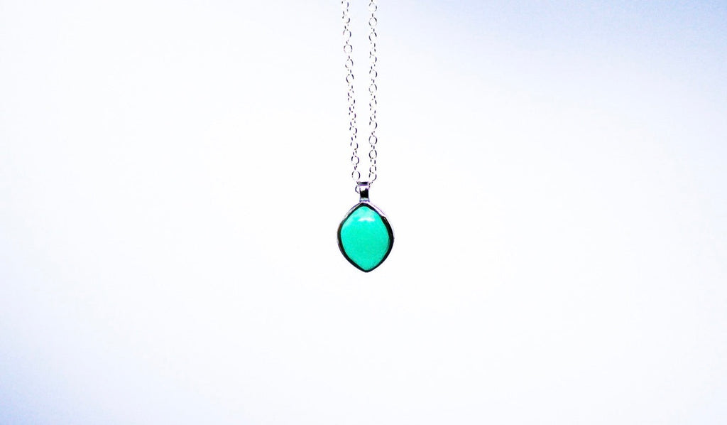 Personaliseer het zilveren Sela moedermelkhangertje bij Néhlia. Een  minimalistisch herinneringssieraad van 925 sterling zilver met jouw eigen moedermelk.