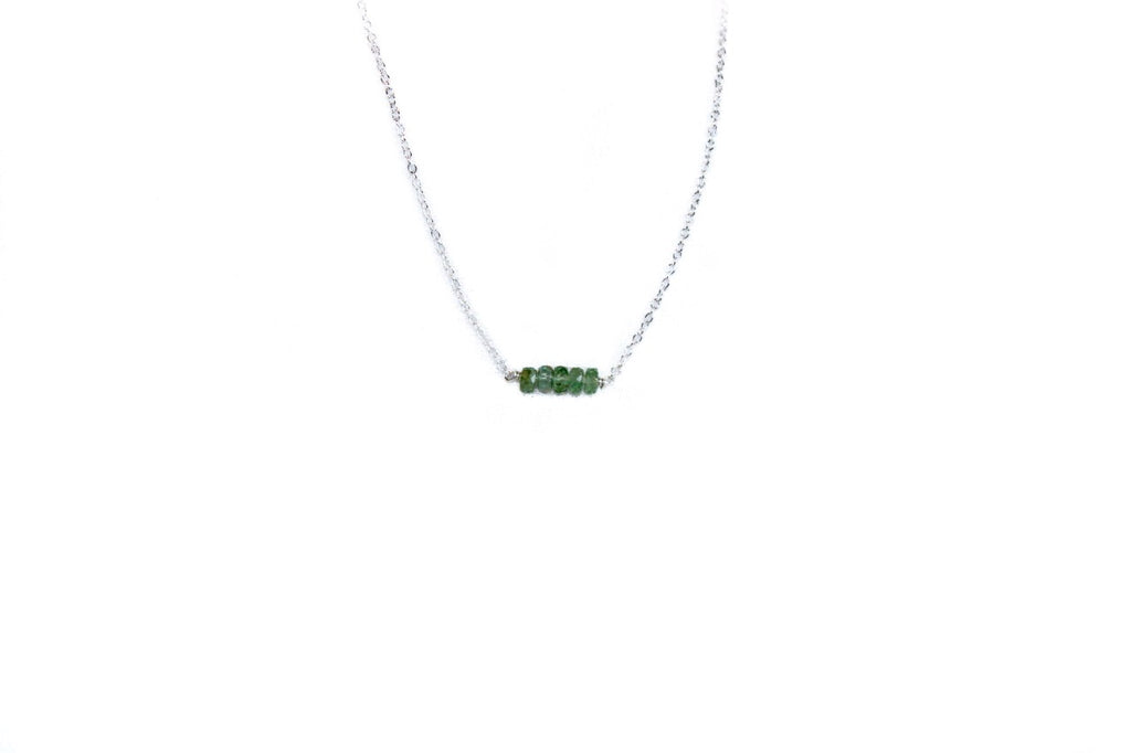 Moderne zilveren Vara ketting met groene kyaniet, strak gepolijst van Néhlia.