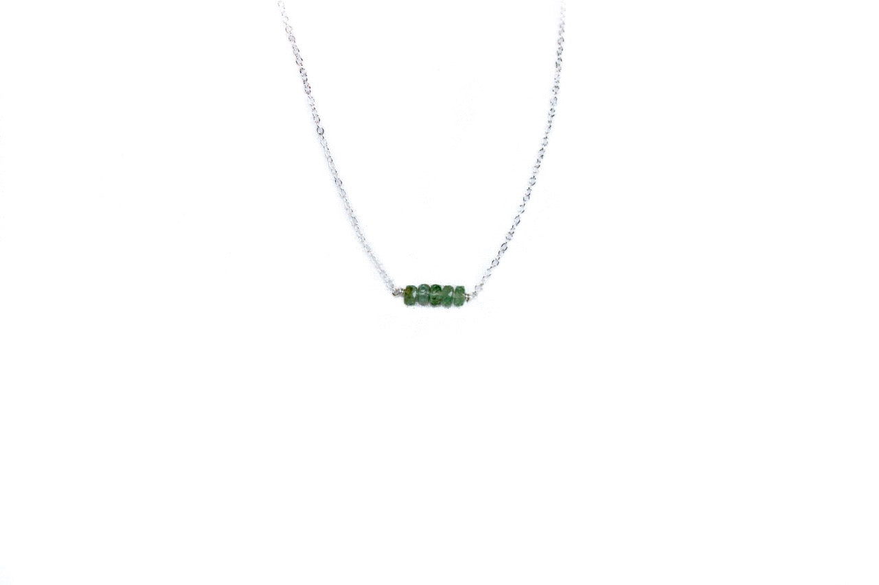Moderne zilveren Vara ketting met groene kyaniet, strak gepolijst van Néhlia.