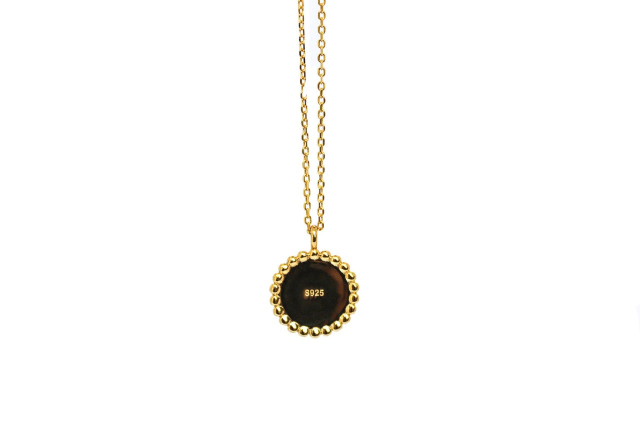 Achterkant van goudgeel zilveren Ziva herinneringsketting, graveerbaar plaatje met naam en datum, goldplated minimalistisch design van Néhlia.