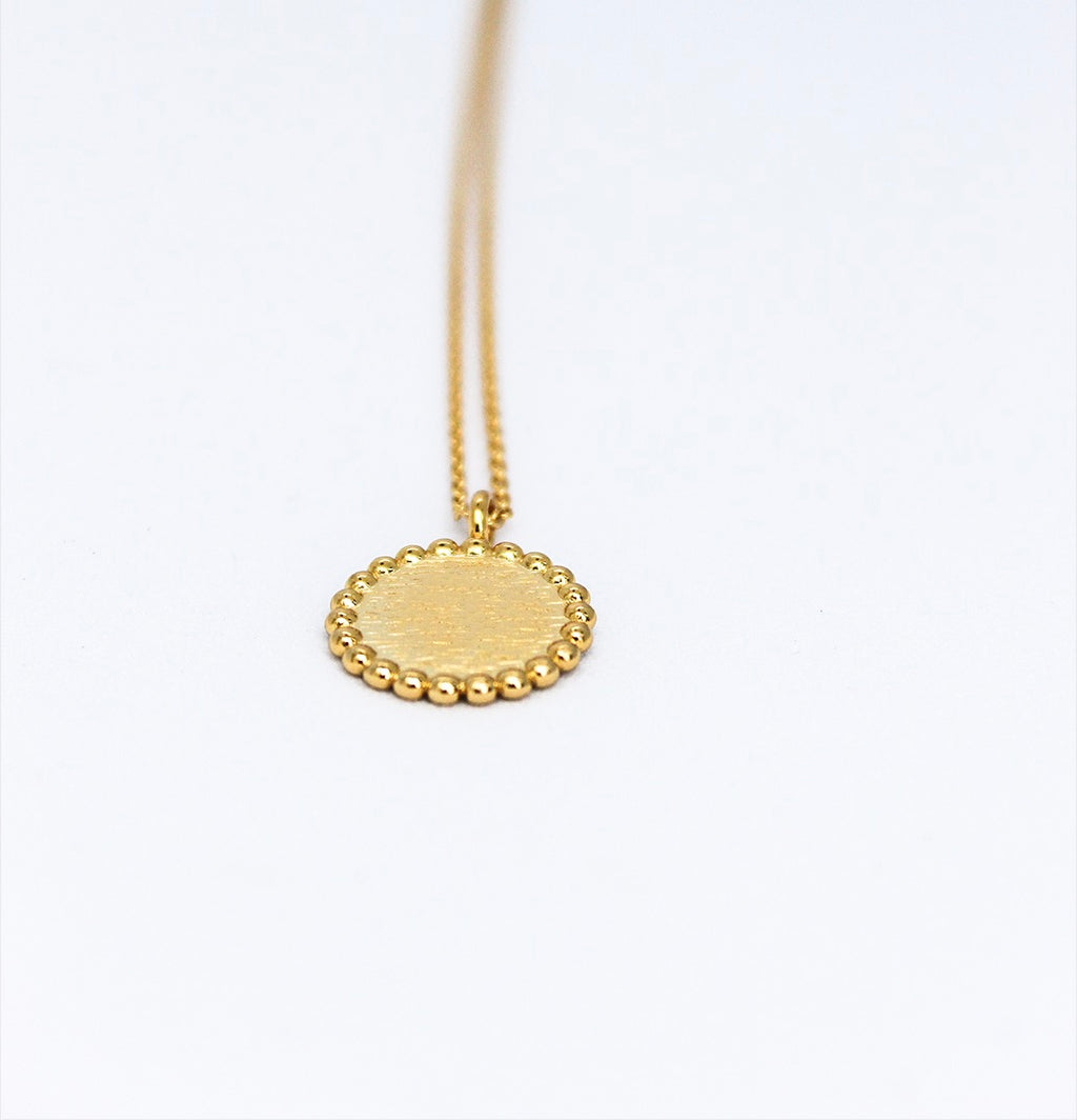 Bovenaanzicht van goudgeel zilveren Ziva herinneringsketting, graveerbaar plaatje met naam en datum, goldplated minimalistisch design van Néhlia.