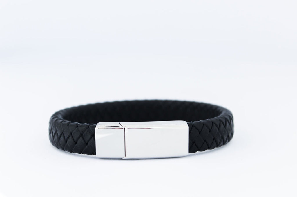 Zwart gevlochten leren Otis armband met zilverkleurige edelstalen sluiting, minimalistisch en stoer herinneringssieraad van Néhlia.