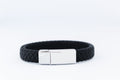 Zwart gevlochten leren Otis armband met zilverkleurige edelstalen sluiting, minimalistisch en stoer herinneringssieraad van Néhlia.